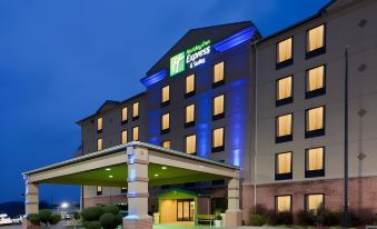 Holiday Inn Express & Suites Charleston-Southridge