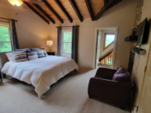 Charming home in Seven Devils. Close access to tubing, ziplining, & hiking. Hotels in Seven Devils