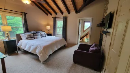 Charming home in Seven Devils. Close access to tubing, ziplining, & hiking. Отели в г. Севен Девилс