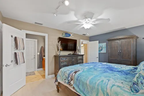 Waterfront Bungalow with private mooring, slip, kayaks, deep water canal