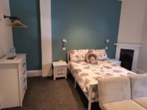 Comfortable Spacious Double Ensuite Room Hotels in Cranleigh