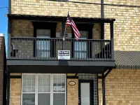 Pop & Grand's on the Square! Apartment with a balcony on the square 山景城酒店