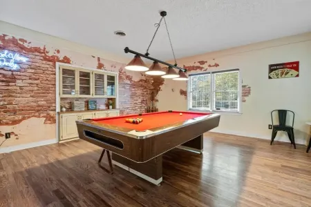 Private Heated Indoor Salt Water Pool House on 4 Acres! 2 Game Rooms & Fire Pit Отели в г. Пайни