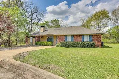 6 Mi to Ellen Trout Zoo: Family Home w/ Yard! Hotels in Lufkin