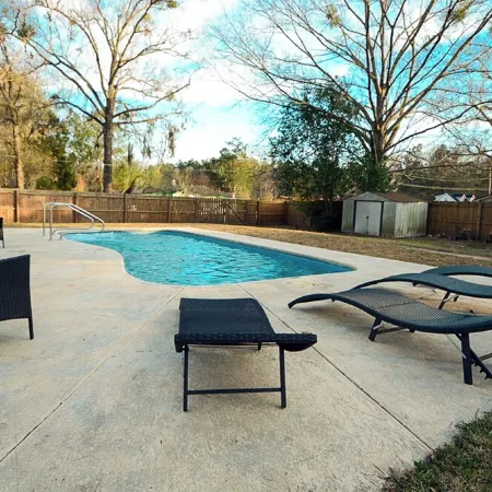 Charming 4-bedroom house with Private Pool near Savannah