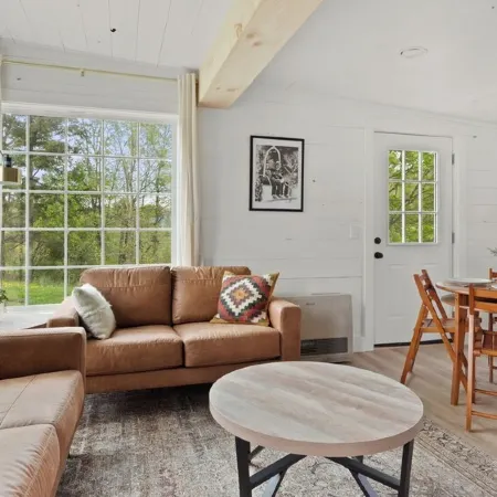 Charming 2BR abode: Newly Restored, Full of Light, 2 Min to Stowe Center