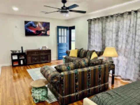 Charming Downtown Getaway