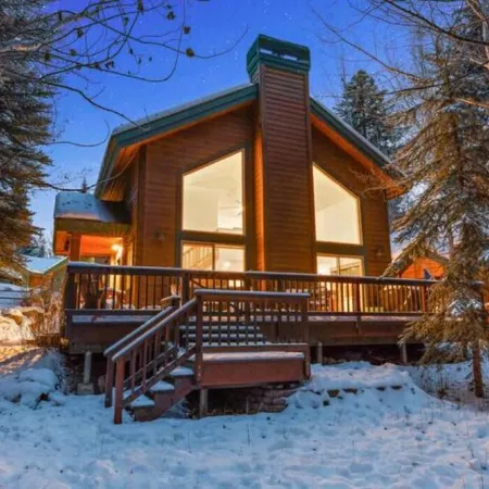 The Retreat@ the Cottages-tucked in towering pines