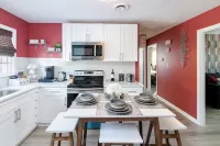 Cozy Retreat Close to Downtown + Parking