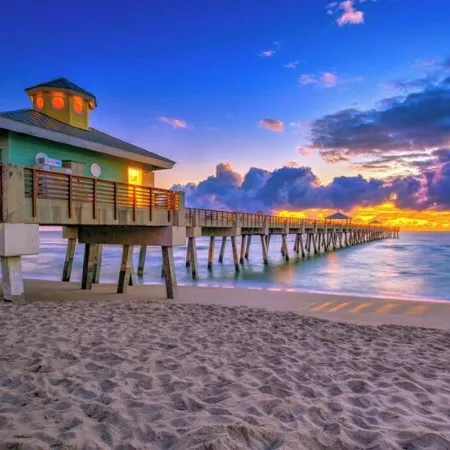 Spacious 5-bedroom house in awesome Jupiter with WiFi, AC