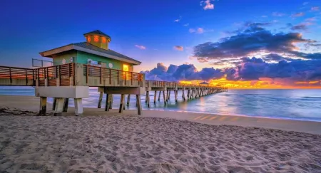 Spacious 5-bedroom house in awesome Jupiter with WiFi, AC Отели рядом с достопримечательностью «Роджер Дин Чевролет Стадиум»