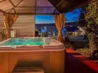 Lakefront Cottage with Hot Tub, Fire Pit & Game Room Cozy Fall & Winter Escape 플리머스 호텔