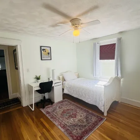 Gorgeous Home in Waltham quiet, family-friendly neighborhood, 2 free parking!