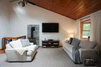 Cozy Home Close to Lake, Hiking Trails