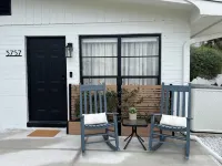 Charming 2-bedroom house in Daytona Beach Shores with Theater Room