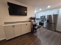 2/1 guesthouse with boat parking, outdoor shower, jetted tub, & craft ice!