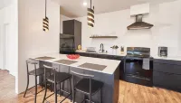 Penthouse deluxe studio, Mt Hood views, downtown White Salmon, suite 12