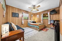 Creekside Cabin with 3 Bedrooms, 2 Full  Baths East of Gatlinburg