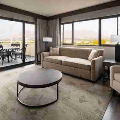 Marriott Riverside at the Convention Center Rooms