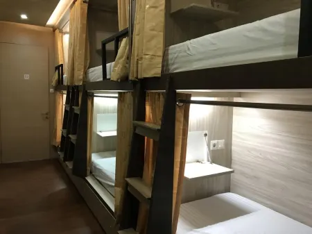 The Colour Hostel Отели в г. Benua Melayu Darat