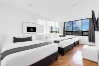 LIV Mtl Plaza Hotels in Rosemont–La Petite-Patrie