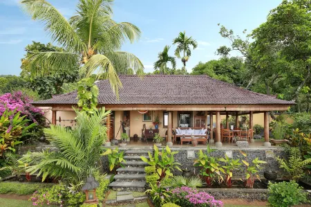 Villa Patria Отели рядом с достопримечательностью «GKII BUKIT KALVARI BANYUSERI»