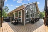 Rustic Hideaway 4 Bedroom Cabin by RedAwning Hotels in Sevier County
