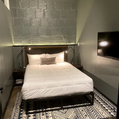 424 Gold Way-Apt 402, 2 Bed/1Bath Hotels near Downtown Pittsburgh