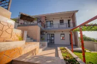 Oh Wine at Lucas Place Hotels in Блантир