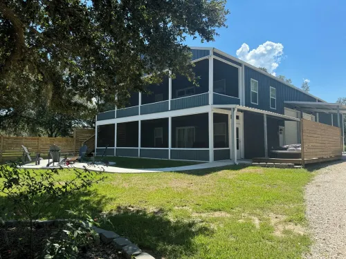 Studio style top floor apartment on the Mermentau River with pool and river view Các khách sạn ở Acadia Parish