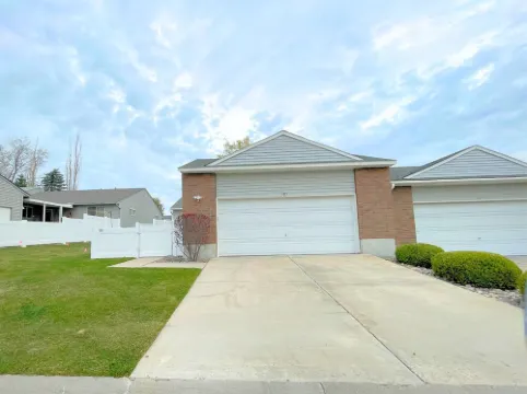 The Hideout-2Br/2BA Townhouse Near Highland!