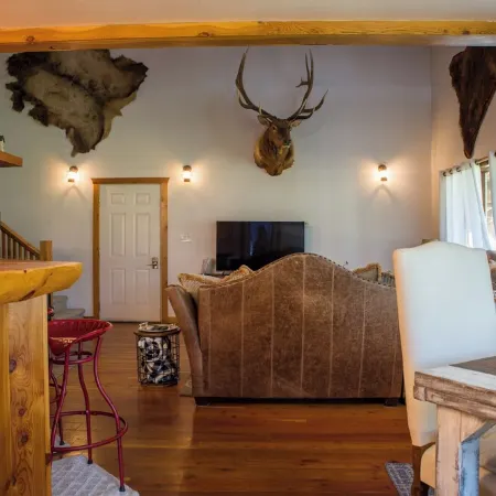 Cozy Cabin, Exceptional Mountain View, Porch, Fireplace, Wildlife, 4 mi to town.