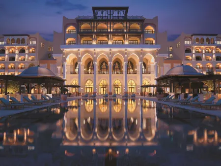 Shangri la Hotel Qaryat Al Beri Abu Dhabi Отели рядом с достопримечательностью «Мост Шейха Заеда»
