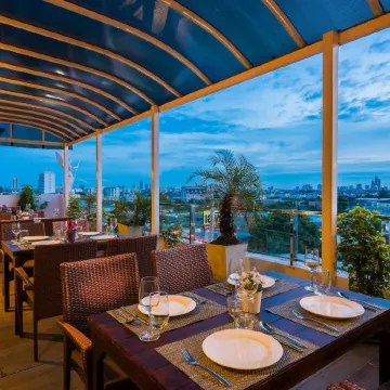 Grand Lord Boutique Hotel Отели рядом с достопримечательностью «Торговый центр Seacon Square»