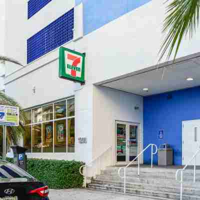 Miami Building - MetroMover Access - We Host Hotel Exterior