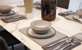 Sophisticated 2 Bed Flat with Balcony in Acton