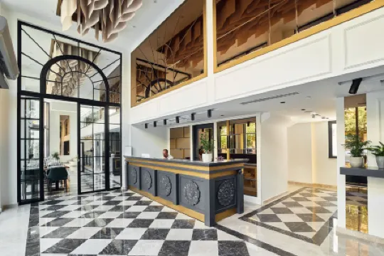 La Fleur Boutique Hotel Отели рядом с достопримечательностью «Церковь Святого Михаила»