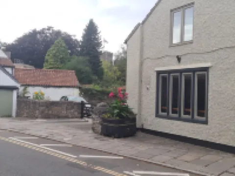 1 Bed Flat - Sleeps 2 - Parking - Wifi Hotels in Caerleon