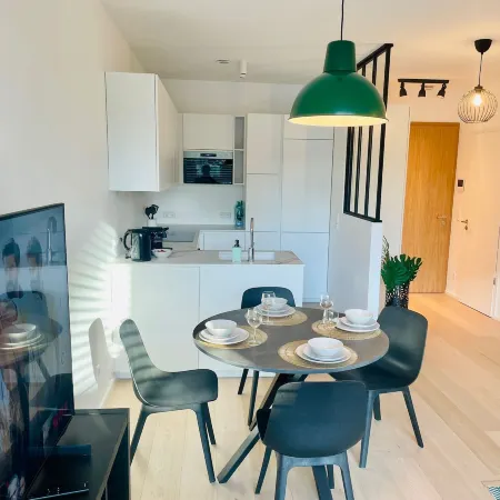 Large 1 Bedroom -Center Terrace Parking