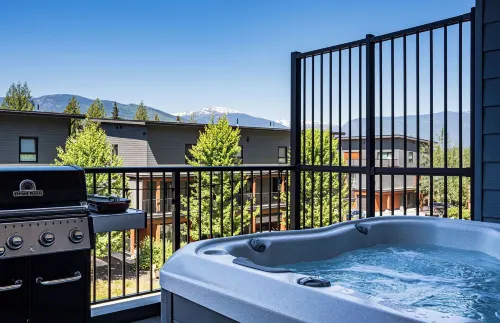 Hemlock Hangout by Revelstoke Vacations - غرفة مطلة على الجبل