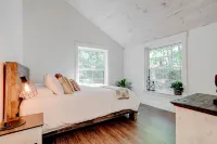 Saco River Farmhouse, Riverfront Getaway in Conway! 10 Mins to Downtown!