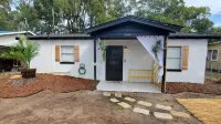 2 bedroom Coastal bungalow minutes from St Simons Hotels near Winn-Dixie