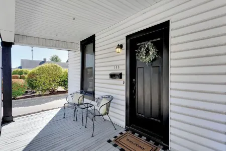 Miller House-Modern Remodel 2BR Historic Townhome blocks to downtown Noblesville