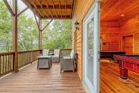 Stunning Log Cabin w/ Mtn. Views Min. from Downtown Clayton, GA! Dog Friendly