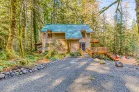Fantastic river cabin near Mount Hood with private hot tub, firepit, & gas grill