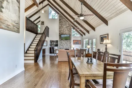 Breathtaking Mountain Vistas and Cozy Living Space - Exquisite Retreat