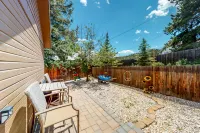 Cozy cabin for two with private hot tub and central location