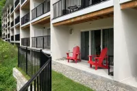 Ski-in/ski-out condo near the slopes with pool, fast WiFi & garden-level patio فنادق في Warren