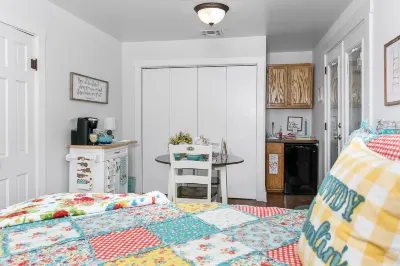 Cozy Hideaway - Spa, Hot Tub, Internet, Air Conditioning