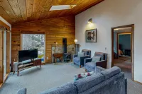 Woodsy retreat near the beach with WiFi, washer/dryer & gas fireplace Hotels in Oceanside